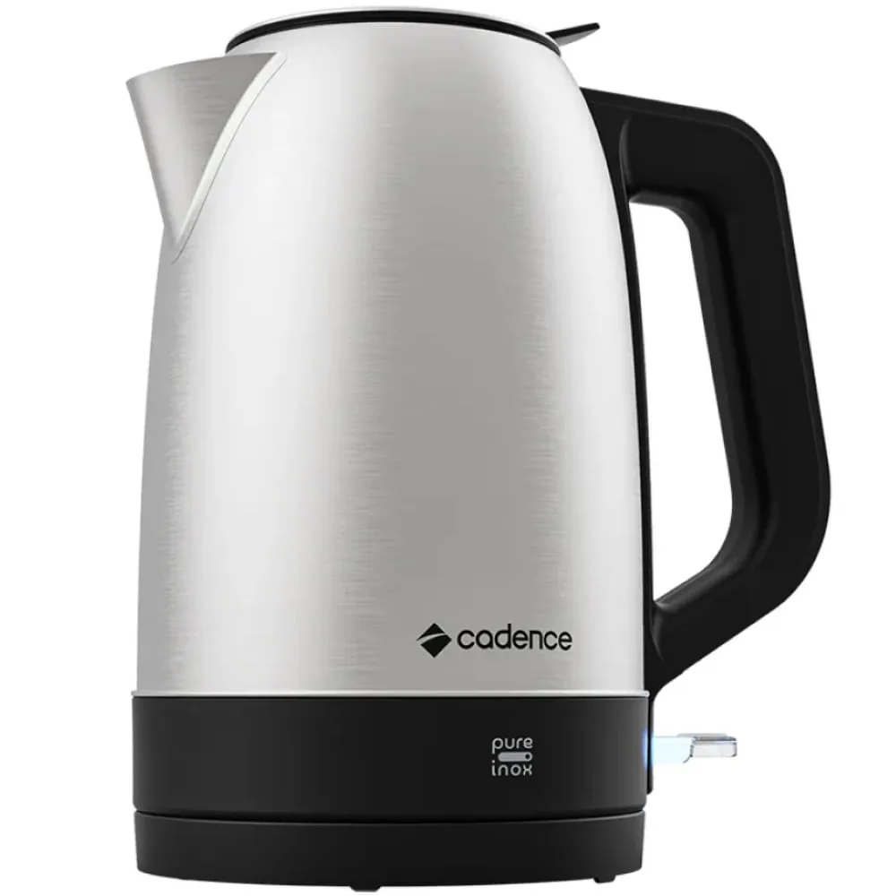 Chaleira elétrica Cadence CEL810 de inox, vista em ângulo