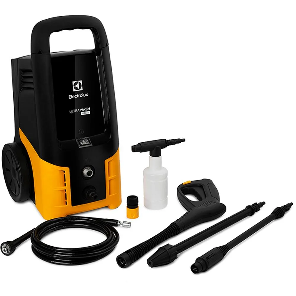 Lavadora de alta pressão Electrolux UltraWash UWS31 preta e amarela, ao lado da mangueira, do aplicador de detergente e das lanças