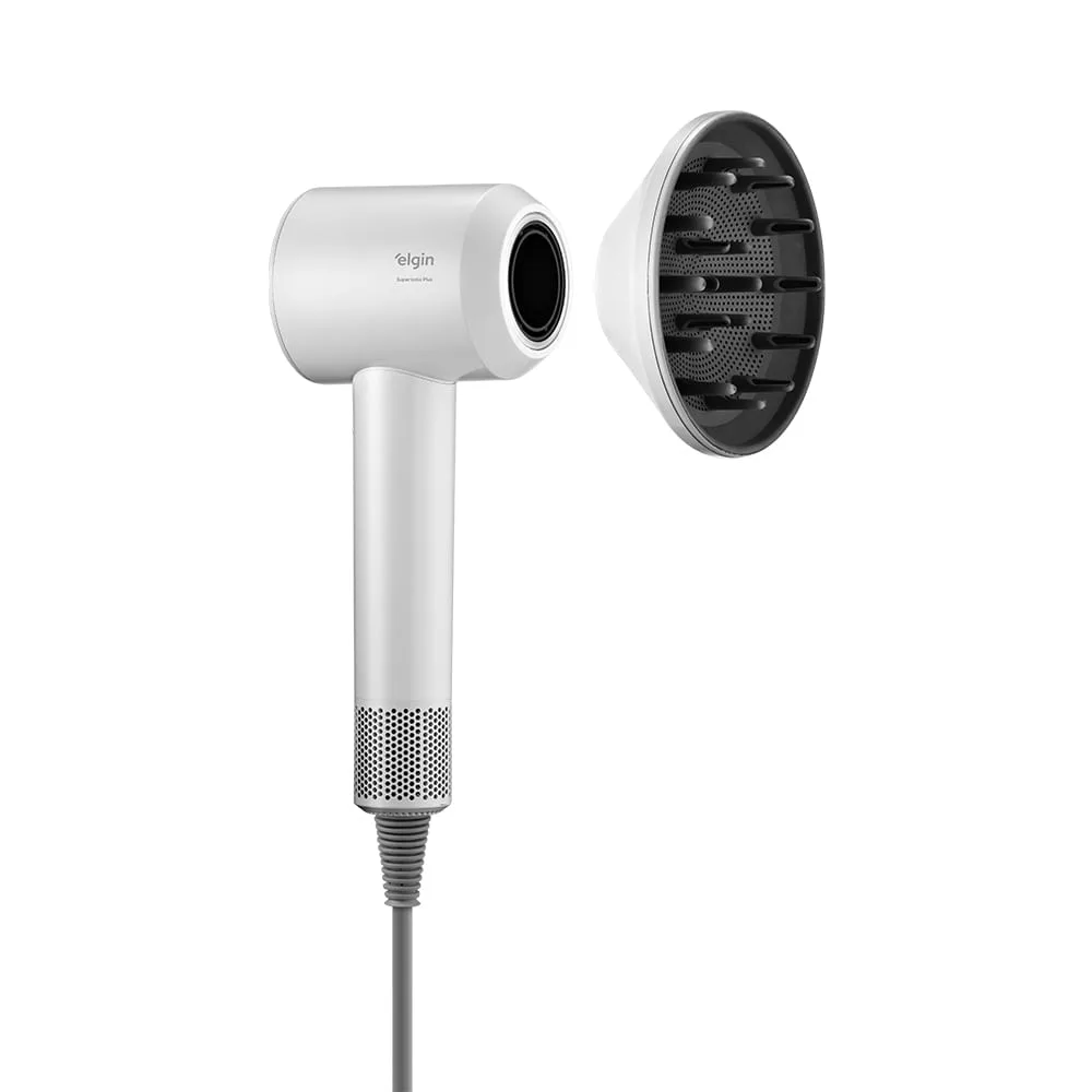 Secador Elgin Super Ionic branco, de corpo curto, ao lado do difusor