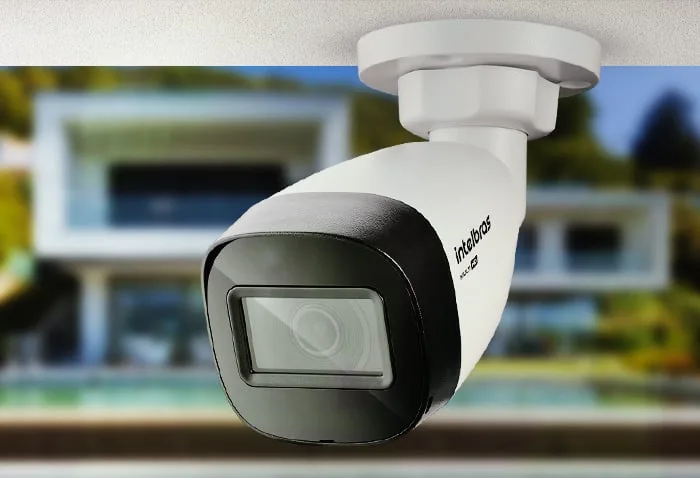 Câmera bullet Intelbras VHD 1130 B G7 branca em suporte de parede