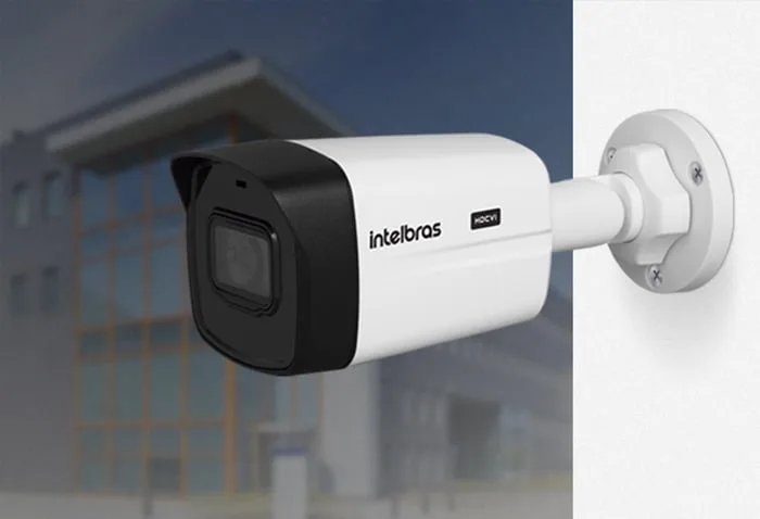 Câmera bullet Intelbras VHD 5830 B 4K branca com para-sol, presa em parede