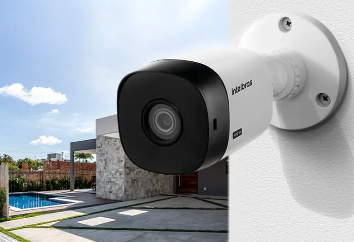 Câmera bullet Intelbras VHL 1220 B G8 branca, presa em parede externa