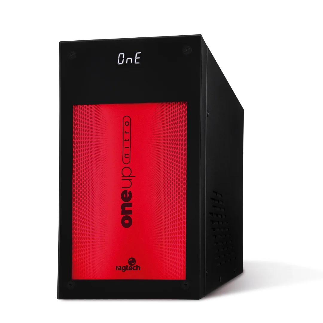 Nobreak Ragtech One Up Nitro, gabinete torre preto com painel frontal vermelho iluminado e visor