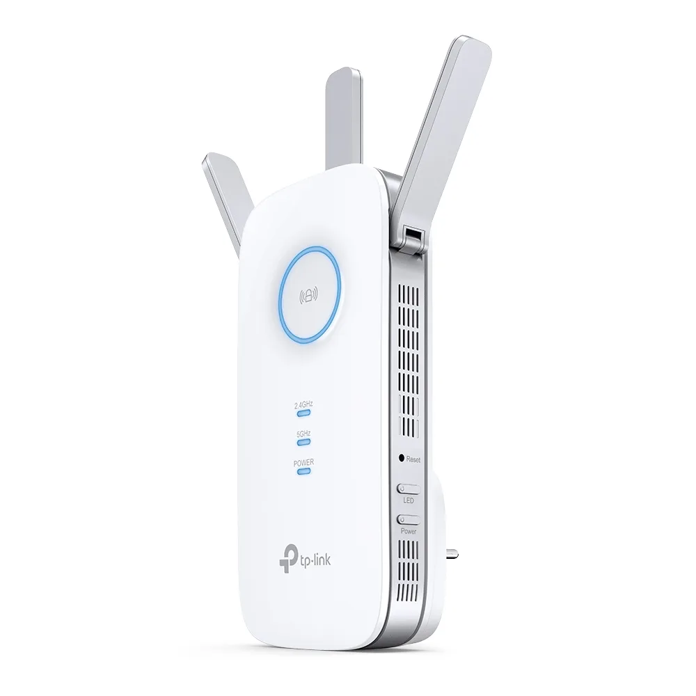 Repetidor TP-Link RE450 branco, de encaixe na tomada, com três antenas externas ajustáveis