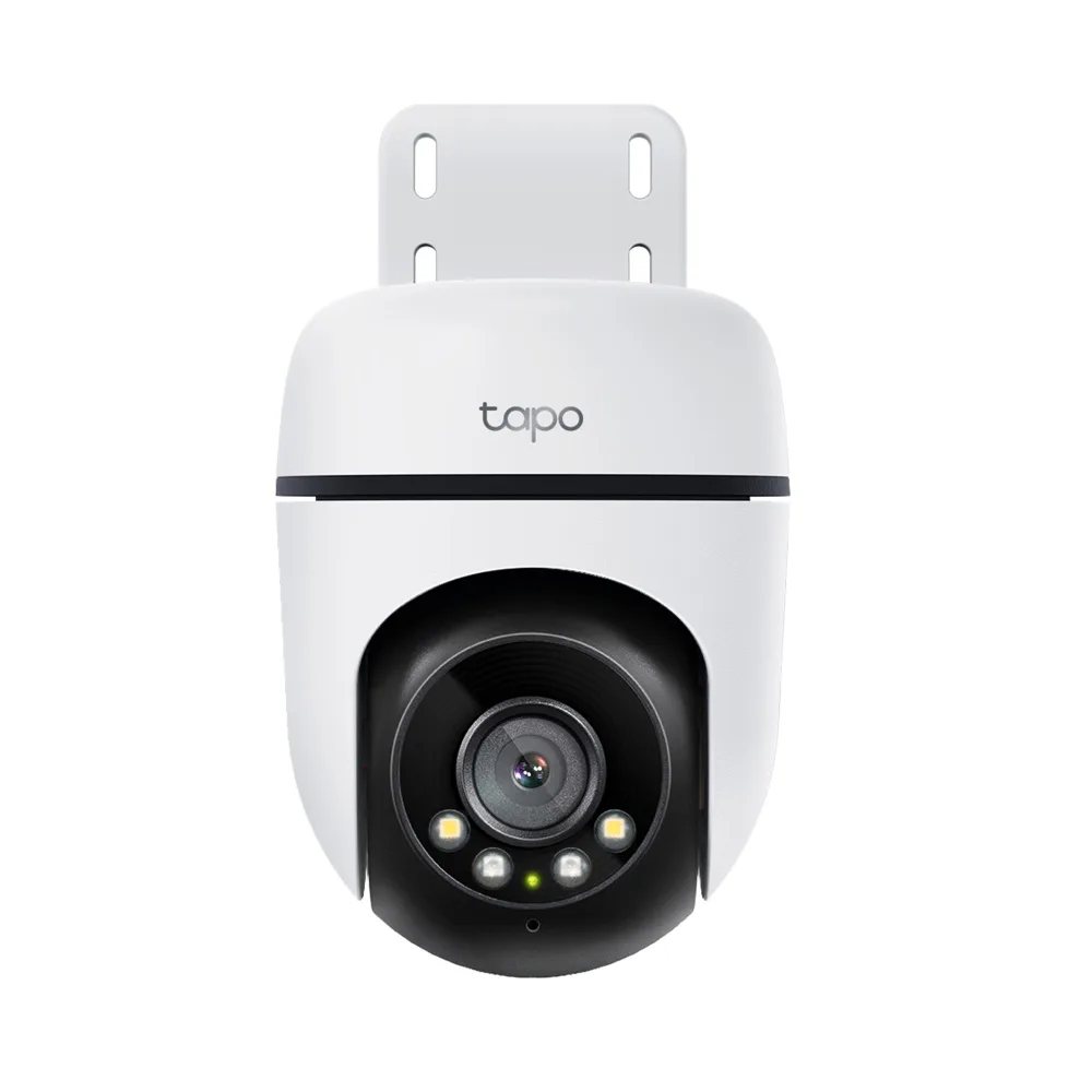 Câmera externa TP-Link Tapo C500 branca, com suporte de parede e lente preta entre holofotes